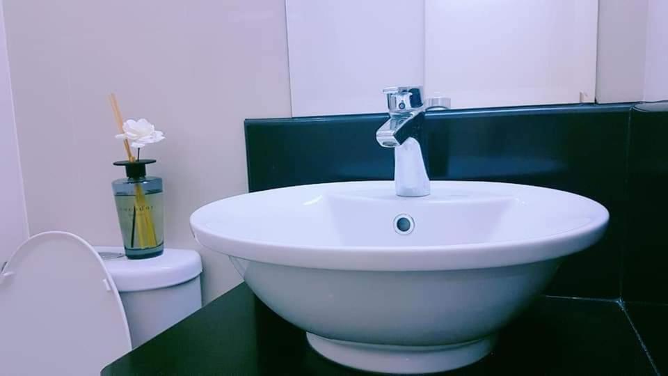 One Palm Tree Villas Condo Across Naia Terminal 3 마닐라 외부 사진