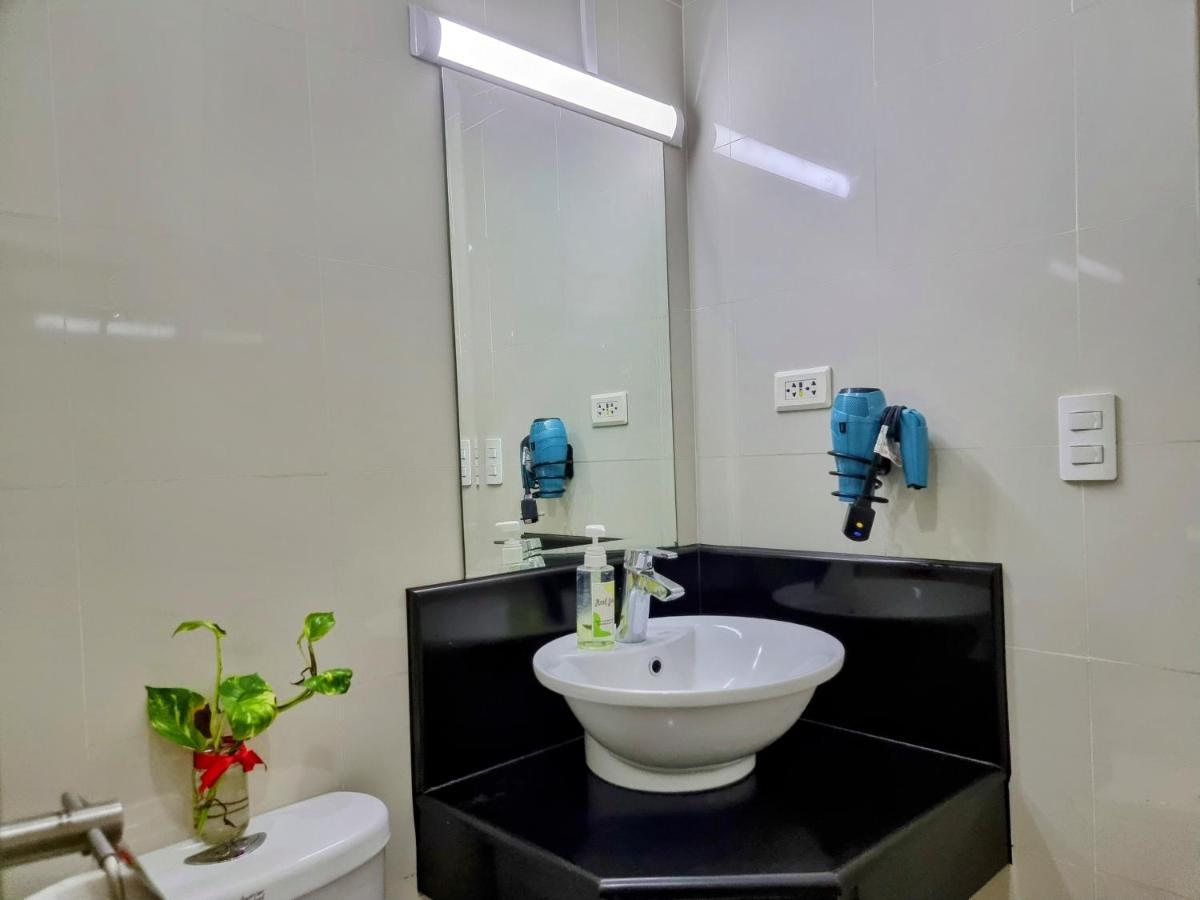 One Palm Tree Villas Condo Across Naia Terminal 3 마닐라 외부 사진